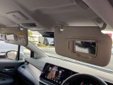 サンバイザーにはバニティミラー付きで車内でもお化粧直しできます