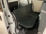 後席です。畳むとフラットな荷室が作れます。