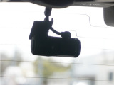 この車にはリアにもドライブレコーダーを装備しております◆映像・音声などを記録する自動車用の装置です。 もしもの事故の際の記録はもちろん、旅行の際の思い出としてドライブの映像を楽しむことができます。