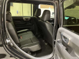 後部座席も乗り降りしやすく、長時間の運転でも快適に過ごすことができます!