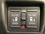 リアドアは乗り降りに便利な両側電動スライドドアです。また運転席に座っていながらスイッチ操作で自在にスライドドアを開け閉めできます。