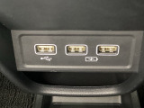 セレクトレバーの下に、スマートフォンなどの充電可能なUSB端子が2個、音源などの外部入力の可能なUSB端子が1個ついています。移動中に充電もできるので便利です。