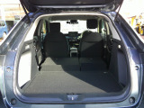 後席を倒すと大きな荷物や長い荷物も積載可能に!