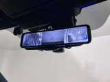 インカメラ+フロントカメラ+リア付きのドライブレコーダーの映像はバックミラー画面で確認ができます。