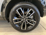 アルミホイール付!鉄ホイールと違って軽いので燃費にも影響してきます。ガソリンの高騰に少しは貢献します!デザインもさり気なく、スタイリッシュな感じとなっています。
