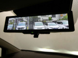 スマートルームミラーは、車両後方に設置されたカメラの映像を、ルームミラーに映し出すことで、死角をなくし、安全性を向上させることができます。また、夜間や雨天時でも、クリアな映像を映し出すことができます。