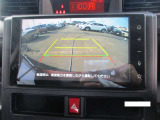 バックガイドモニターで、後方を確認しながら安心して駐車することができます。運転初心者も熟練者も必須の機能ですよ!