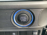 キーレスプッシュスタートシステムはカギを出さずにエンジン始動が可能です。 *ブレーキを踏んでボタンを押すと、エンジンがかかります。