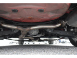 車両後方からの下回りです。マフラー防錆塗装や下回り防錆施工等も可能でございます。