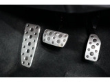 スポーティなデザインのアルミパッドブレーキペダルです。