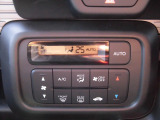 オートエアコン装備。温度設定をしておけば風量・吹出し口を自動で調整してくれるので車内はいつも快適です。