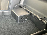後席のアームレストには、スマホの充電に便利なUSBポートが2つございます。