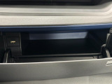 運転席側のインパネアッパーボックスは嬉しい収納!USBソケット付きでスマホの充電もできます!