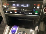 プラズマクラスター付き・オートエアコンがついてます。左右独立で温度設定のできるデュアルオートエアコンです。パネル内のシートヒータースイッチは前席の左右別々に2段階で温度設定ができます。