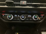 フルオートエアコンディショナーとなっております。運転席と助手席でそれぞれで温度設定ができますので、快適にドライブをすることができます。
