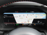 運転に必要な情報をグラフィカルに表示し、少ない視線移動で瞬時に認識できる先進的な液晶メーター。こちらはナビゲーション情報と連携する「地図画面」になります。