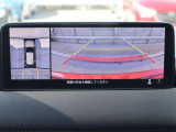 車両の前後左右にある4つのカメラを合成することで、まるでご自身のクルマを空から見ているような俯瞰での映像を映し出してくれます。バック時ももちろんのこと、前進時に視界の悪い交差点でも役に立ちますね。