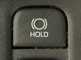 【ブレーキホールド】システムがONのとき、信号待ちなどの停止中に、ブレーキペダルから足を離してもブレーキがかかったまま保持されます!