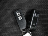 ◆スマートキー◆カギをバッグやポケットに入れたままでもドアロックの開閉ができる『スマートキー』付き!雨天や暗くなってもカギを取り出す必要がなくドアの開錠&エンジンも始動できます