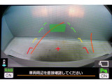 後方の視認性を高めるリアビューカメラを搭載。ガイドラインはステアリングの動きと連動しますのでよりスムーズな車庫入れが行えます。