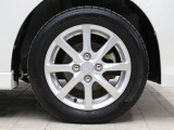 【純正アルミホイール】外観にあったアルミホイールを装着しております。各種社外アルミホイールや、スタッドレスタイヤも取扱いしております。是非ご相談ください。