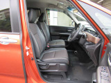 運転席・助手席シートは座り心地が良く、乗り降りもラクラクです!