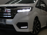 【LEDヘッドライト】悪天候や夜間走行時も良好な視界を確保し安心して運転できる高輝度LEDヘッドライトを装備!点灯速度が早く、消費電力も抑えられています!!