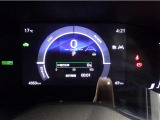 とっても見やすいメーターです。夜間時はラグジュアリーな気分にさせてくれる照明が魅力ですので、夜のドライブも楽しみになりますよ♪