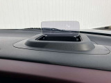 ヘッドアップディスプレイを装備しています。ドライバーの視線の先にスピードが表示されるので、視線の異動が少なく、安全に運転出来ます。