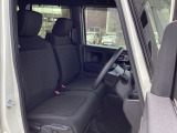 フロントシートはベンチシートです。ベンチシ―トは運転席と助手席の移動もスムーズ!狭い駐車場での乗り降りに便利です。シートの間にコンソールボックスやドリンクホルダーがないため、車内空間も広く感じます