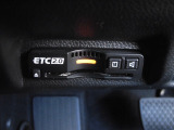 ETC2.0対応の車載器付きです。高速料金の支払いだけではなく、高速道路上のアンテナと相互通信をして渋滞情報や迂回路への案内を音声やナビ画面に表示します。