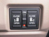 狭い駐車場や壁際でもドアをぶつける心配が少なく開けられる両側スライドドアです。両側共に電動で、開閉操作も楽々です!