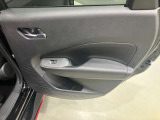【後席ドア】ドリンクホルダーが付いているので、後席でもゆっくり過ごせます♪