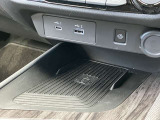 USB端子が装備されていますので車内でスマートフォンなどの充電が可能です。