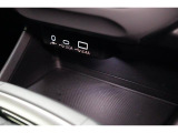 小物の収納に便利なセンタートレイには携帯等のデバイスの充電可能なUSB出力電源付です。