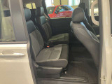 2列目シートはゆったりと座ることが出来ます!また、ウォークスルーにより前列・後列への移動もスムーズに行えます。