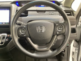 ハンドルにHondaセンシング系のクルーズコントロールやレーンキープアシストなどのスイッチと、オーディオの操作スイッチが装備されています。ハンドルから手を離さず安全に操作できます。