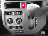 シフトとエアコンです。ダイヤル式のマニュアルエアコンになります。シンプルで使いやすい!