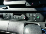 オートエアコン装備。温度設定をしておけば風量・吹出し口を自動で調整してくれるので車内はいつも快適です。