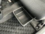 【シートアンダートレイ】助手席シート下にはトレイが装備!サンダルなどの収納に便利です☆