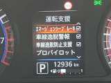 エマージェンシーブレーキ搭載。障害物や歩行者を自動で認識しドライバーに回避行動を促します。安全に減速が出来ない場合、自動的に緊急ブレーキが作動し、衝突回避や衝突時の被害を軽減します。