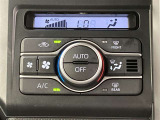 オートエアコンは温度を設定するだけで、自動で風量などを設定してくれます。運転しながら操作も必要ないので、安全性も向上します。