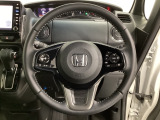 ハンドルにHondaセンシング系のクルーズコントロールやレーンキープアシストなどのスイッチと、オーディオの操作スイッチが装備されています。ハンドルから手を離さず安全に操作できます。