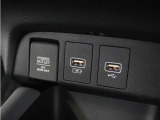 ◆USBチャージャー、12Vの電源ソケット◆使いやすい場所に装備されています。