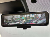【インテリジェントルームミラー】はリアカメラが車両後方を映し出すので、いつでもクリアな後方視界を確保!夜間や悪天候の運転でも安心です♪