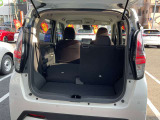 リヤシートは5:5分割で倒せます。リヤシートを前方に倒せば、大きな荷物も載せられます。