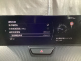 フォワードセンシングカメラで認識した交通標識をディスプレイに表示し、交通標識の見落とし防止を図り、安全運転を支援します。