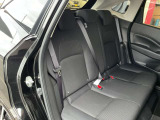 後部座席も足元広々とお座り頂けます。クッション性もあります。