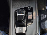まるで近未来的なシフトノブ。楽々簡単操作♪またボタン一つでドライブモードの変更が可能です