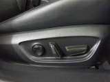 パワーシート搭載。微妙な調整が手軽にでき、快適なシートポジションで運転することが可能です。